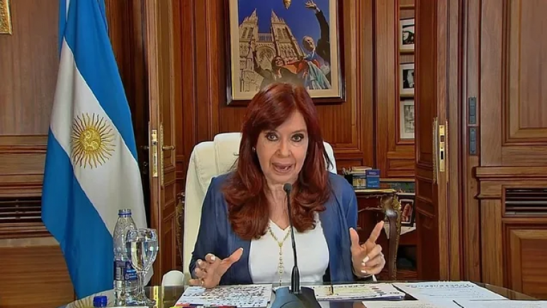 Cristina Kirchner acusa a Milei de "sobreideologización, desfinanciamiento y mala praxis diplomática"